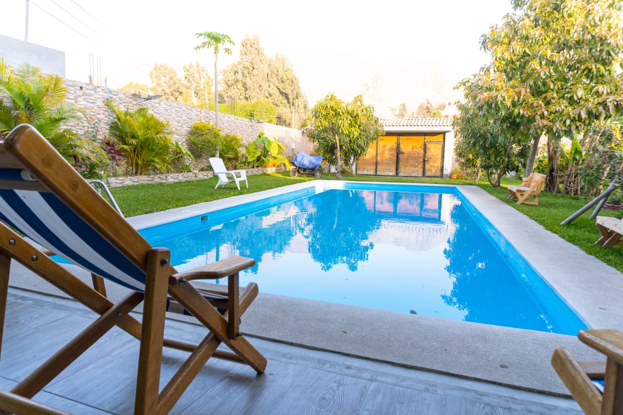 Zona de descanso junto a la piscina