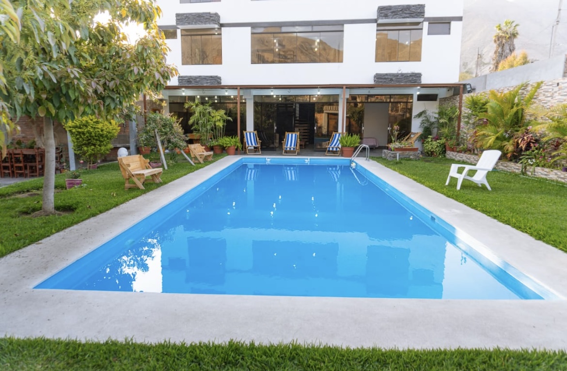 Piscina y jardín