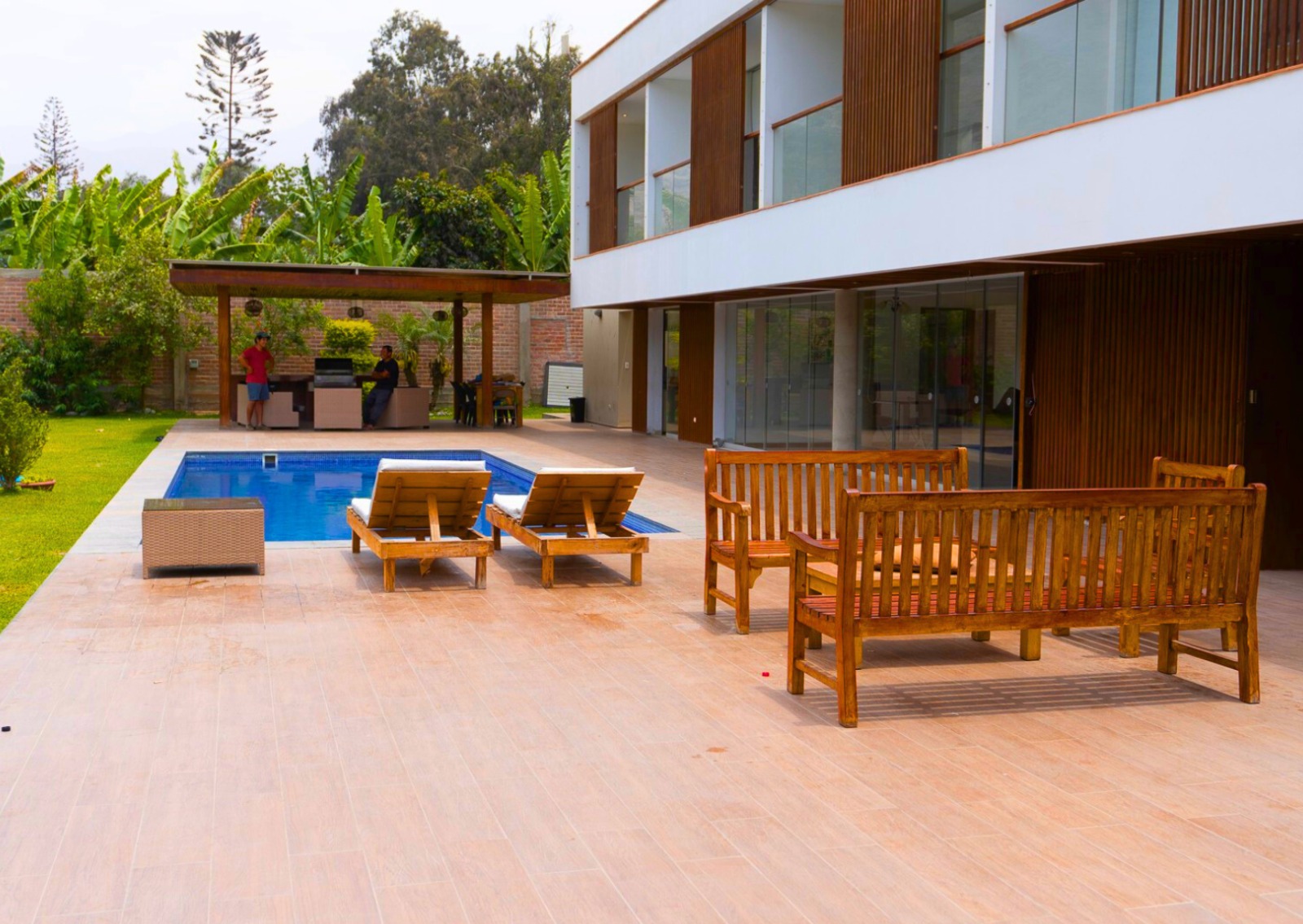 Terraza junto a la piscina