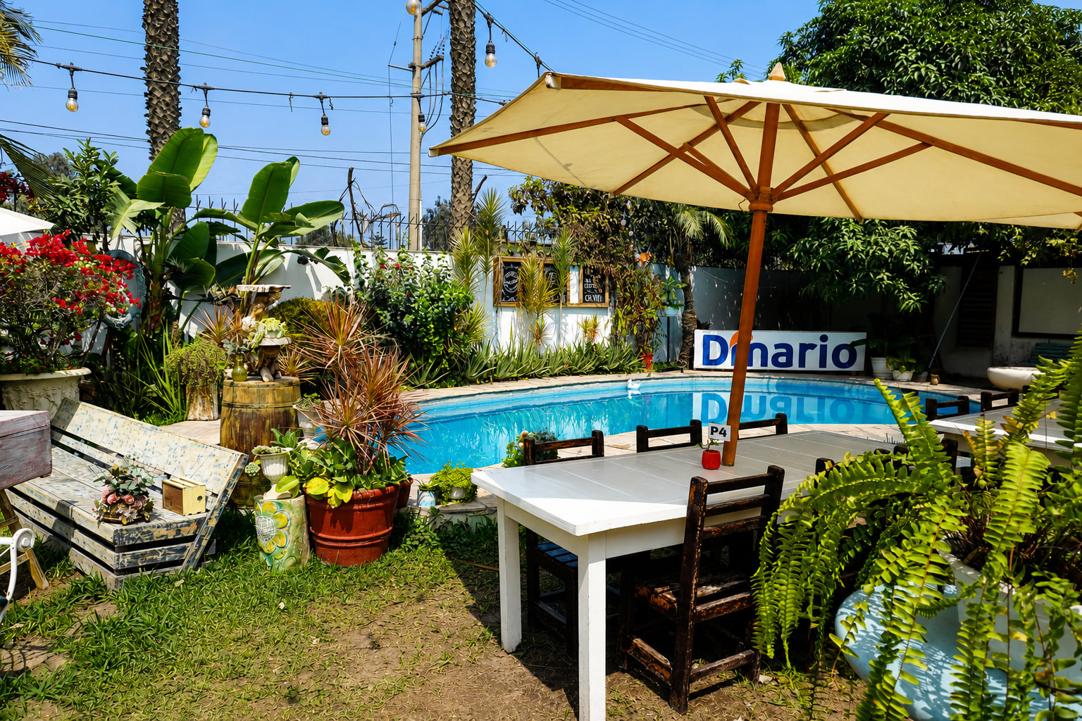Mesas junto a la piscina