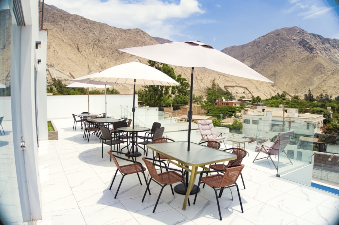 Terraza con sombrillas