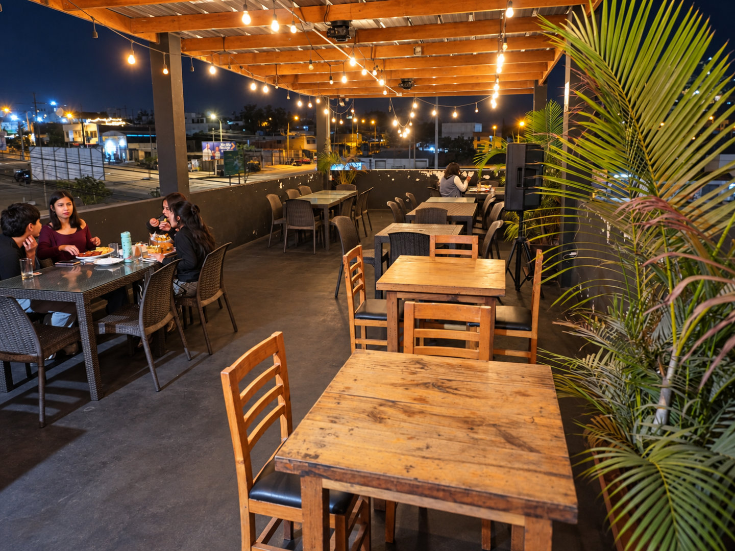 Terraza del tercer nivel de Manya Chicken Grill