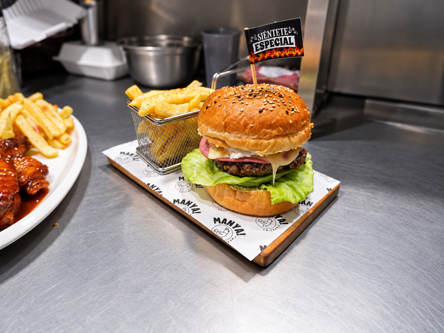 Hamburguesa de Manya Chicken Grill con papas fritas