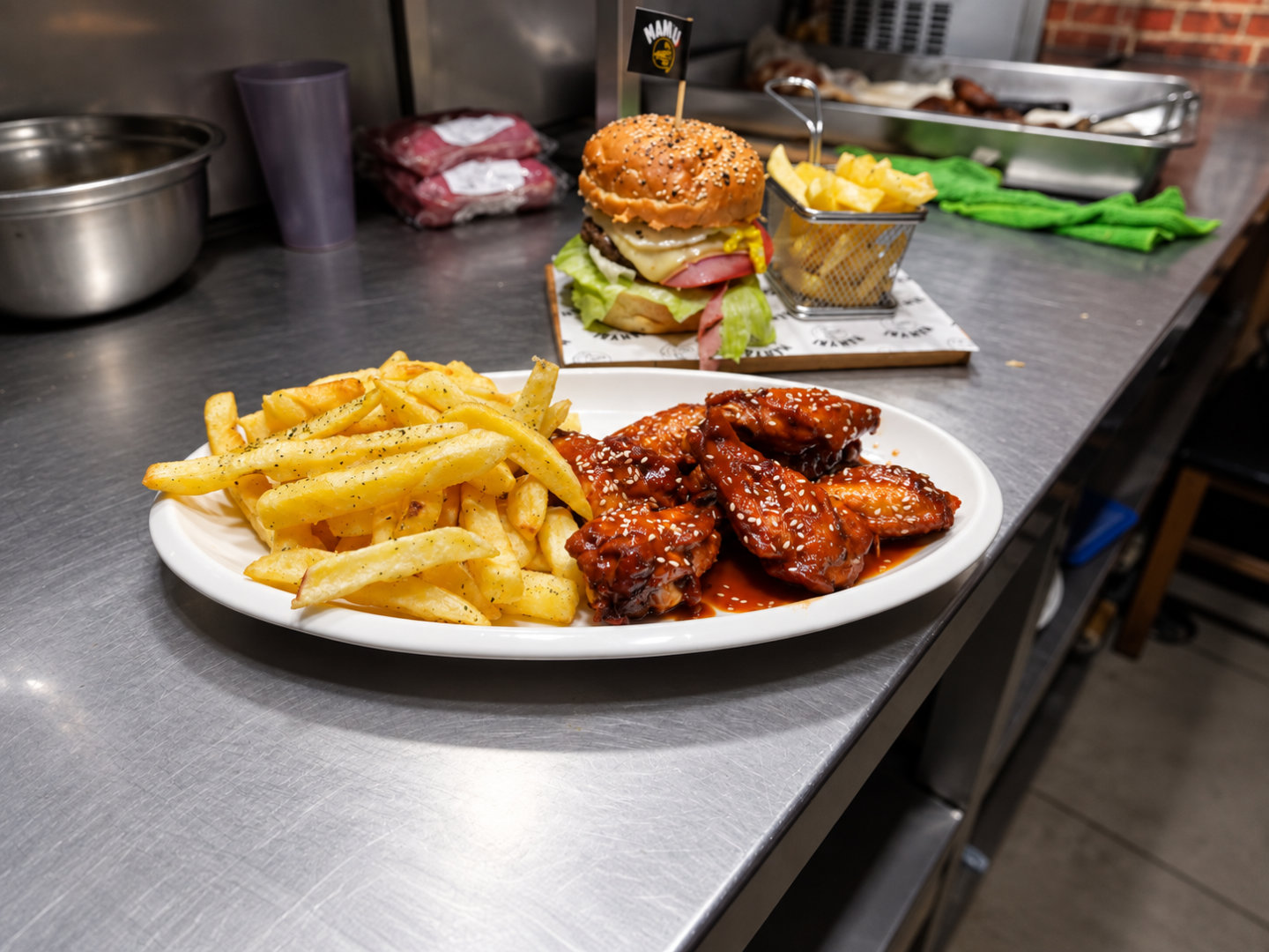 Alitas y hamburguesa de Manya Chicken Grill con papas fritas