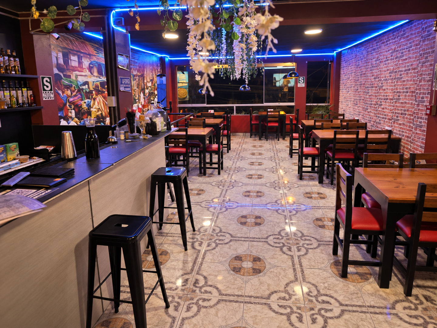 Salón del segundo nivel de Manya Chicken Grill