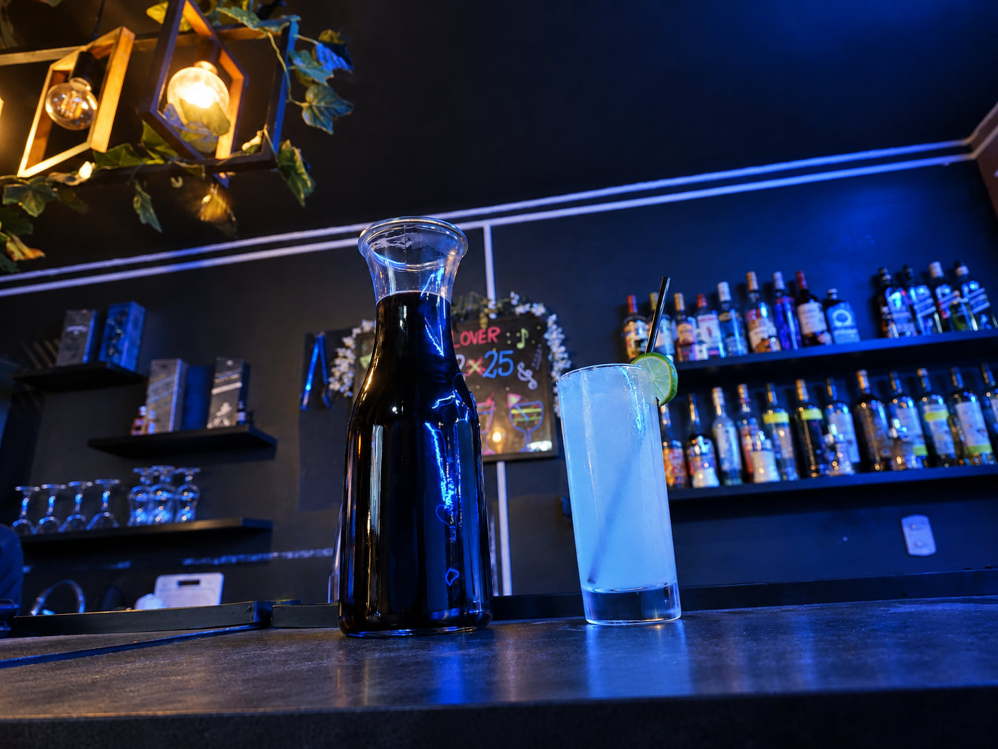 Coctel y jugo en la barra de Manya Chicken Grill