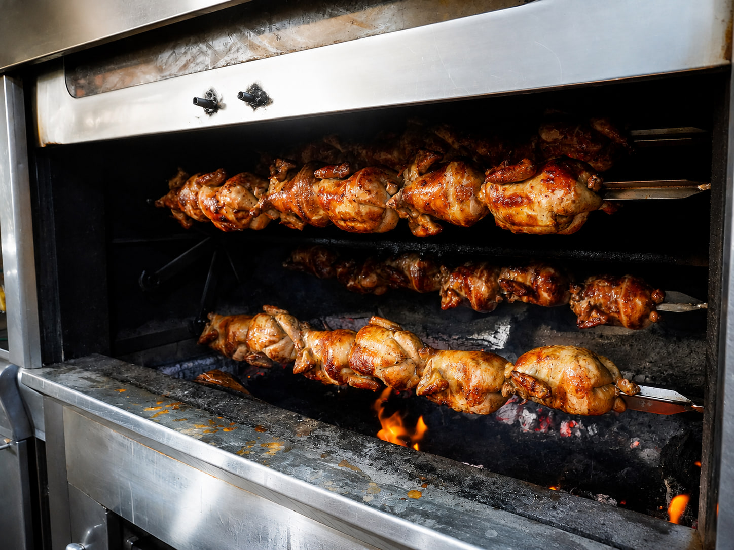 Pollos a la brasa a la leña