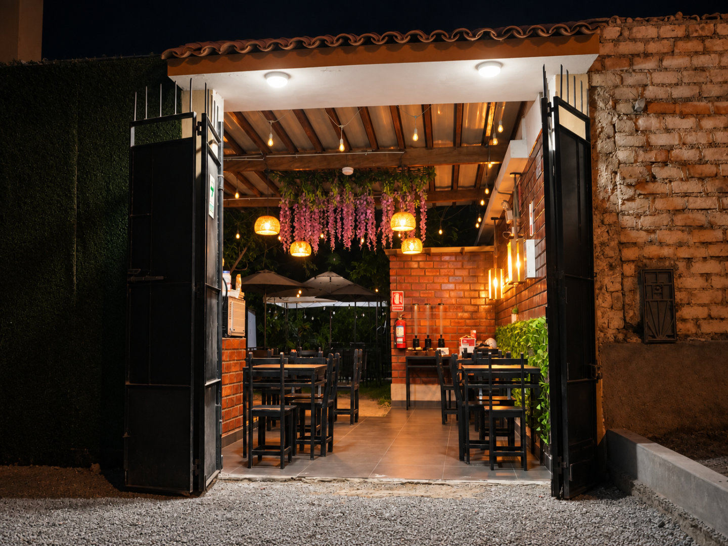 Entrada de YCHSMA de noche