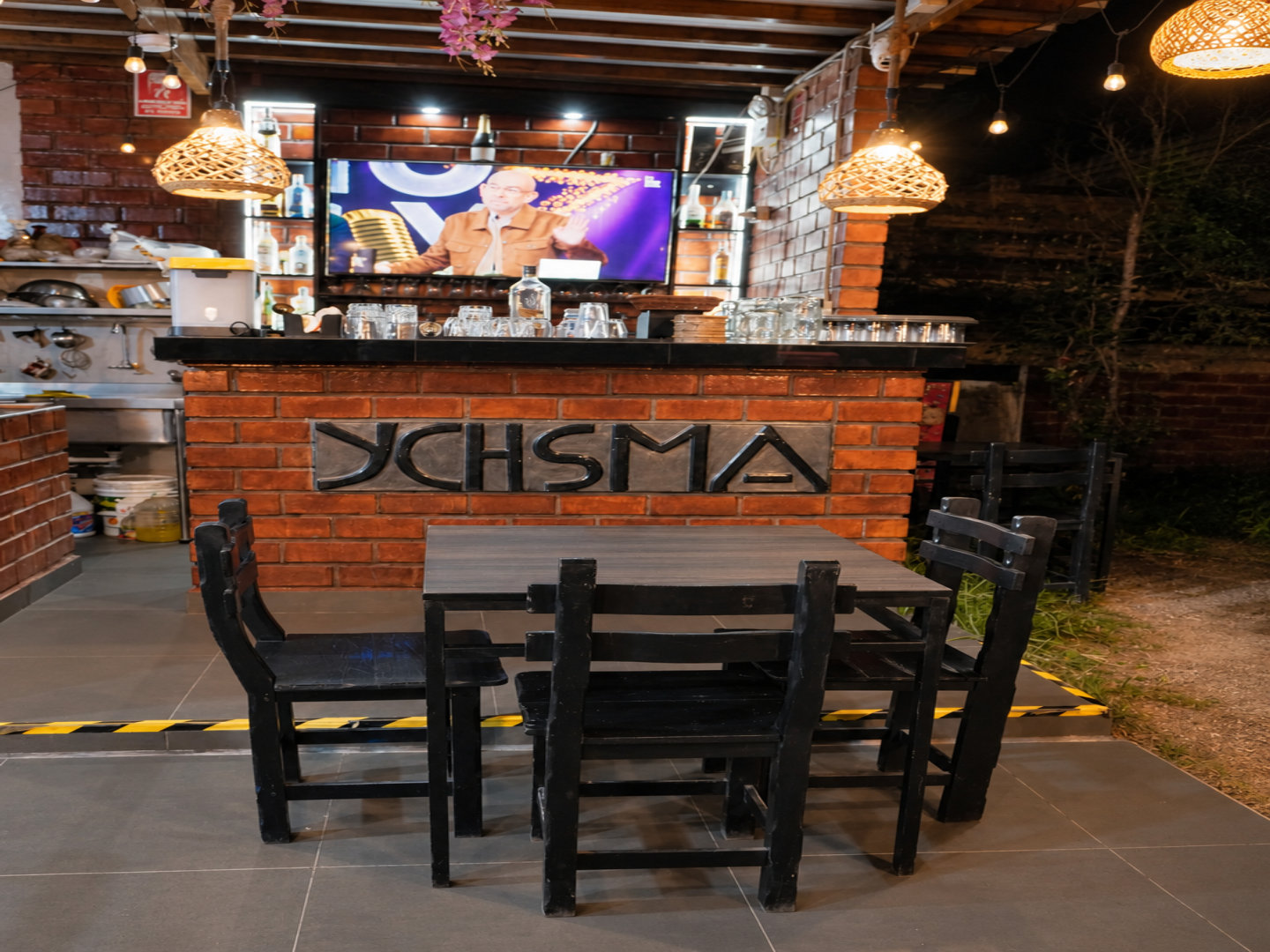 Mesa frente a la barra con el logo de YCHSMA